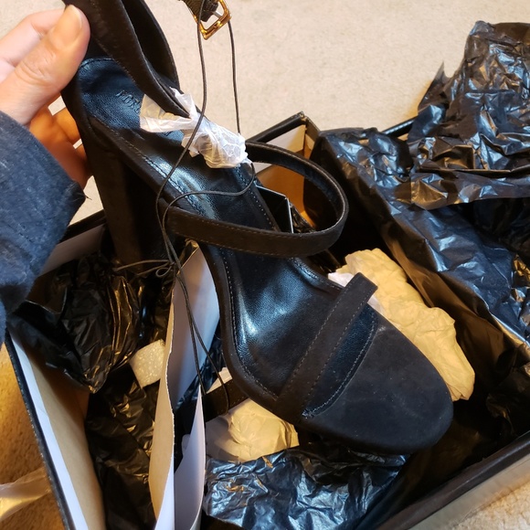 Black heels - Picture 4 of 4